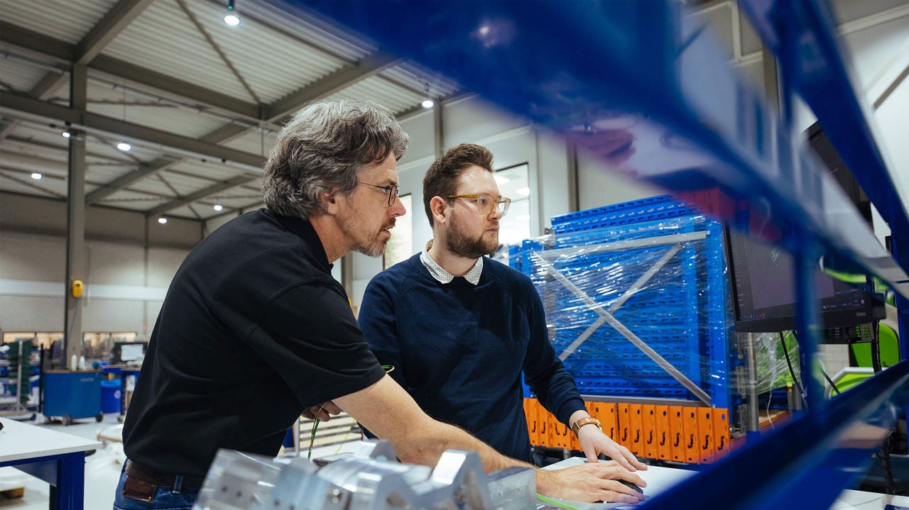 MTA zwei Personen in der Halle