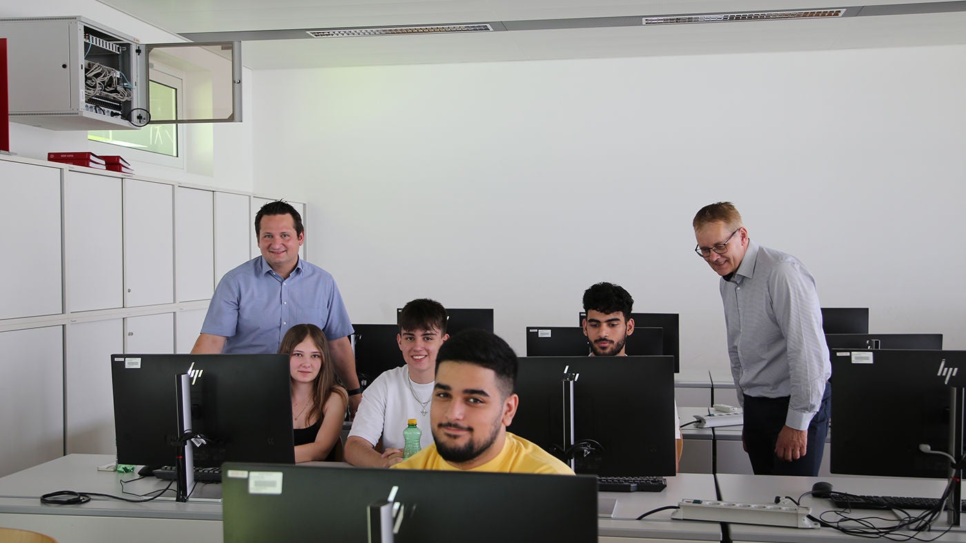 Schüler der zweiten Klasse in der Werkstatt HTL St. Pölten