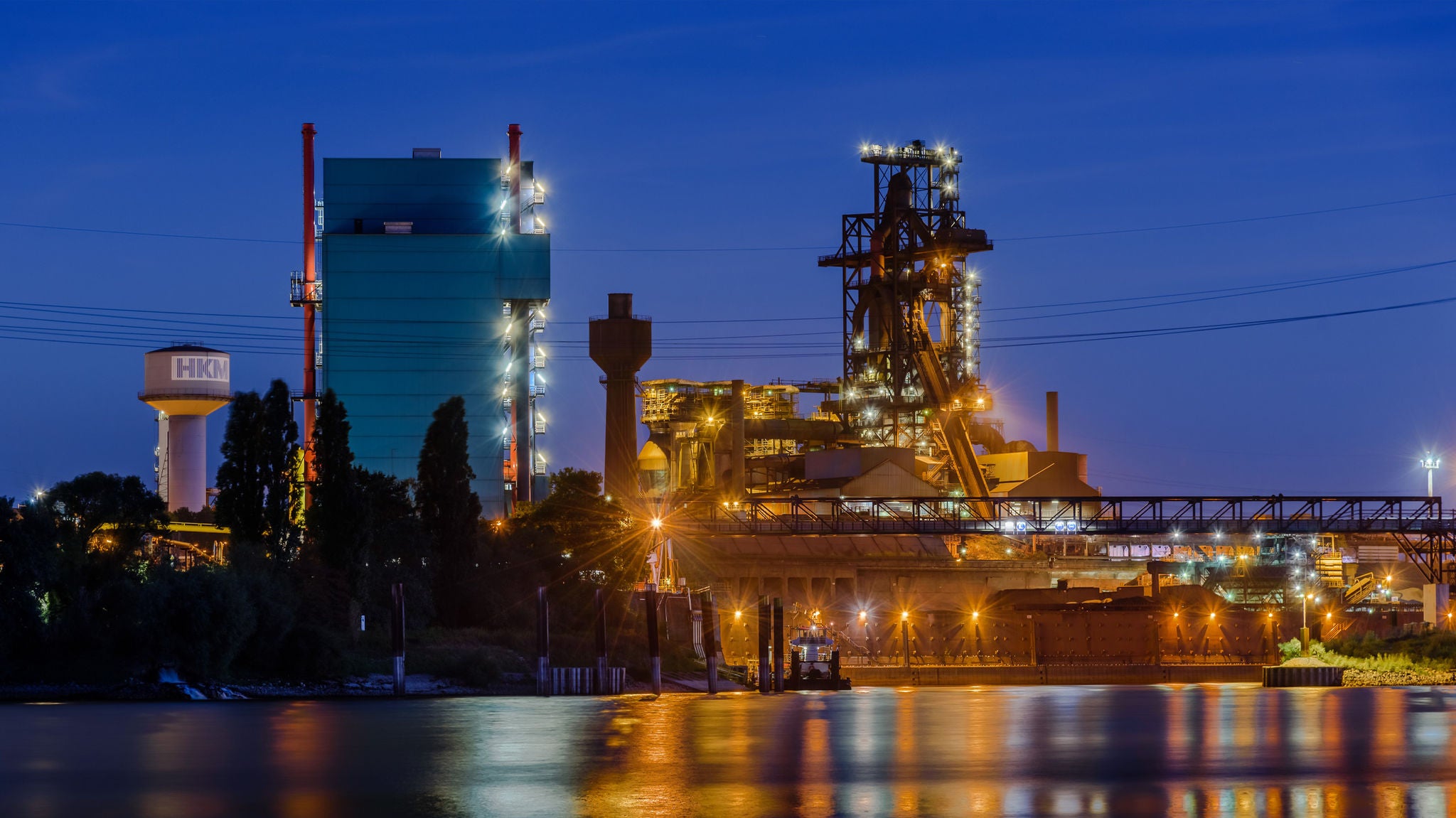 Industrieanlage bei Nacht