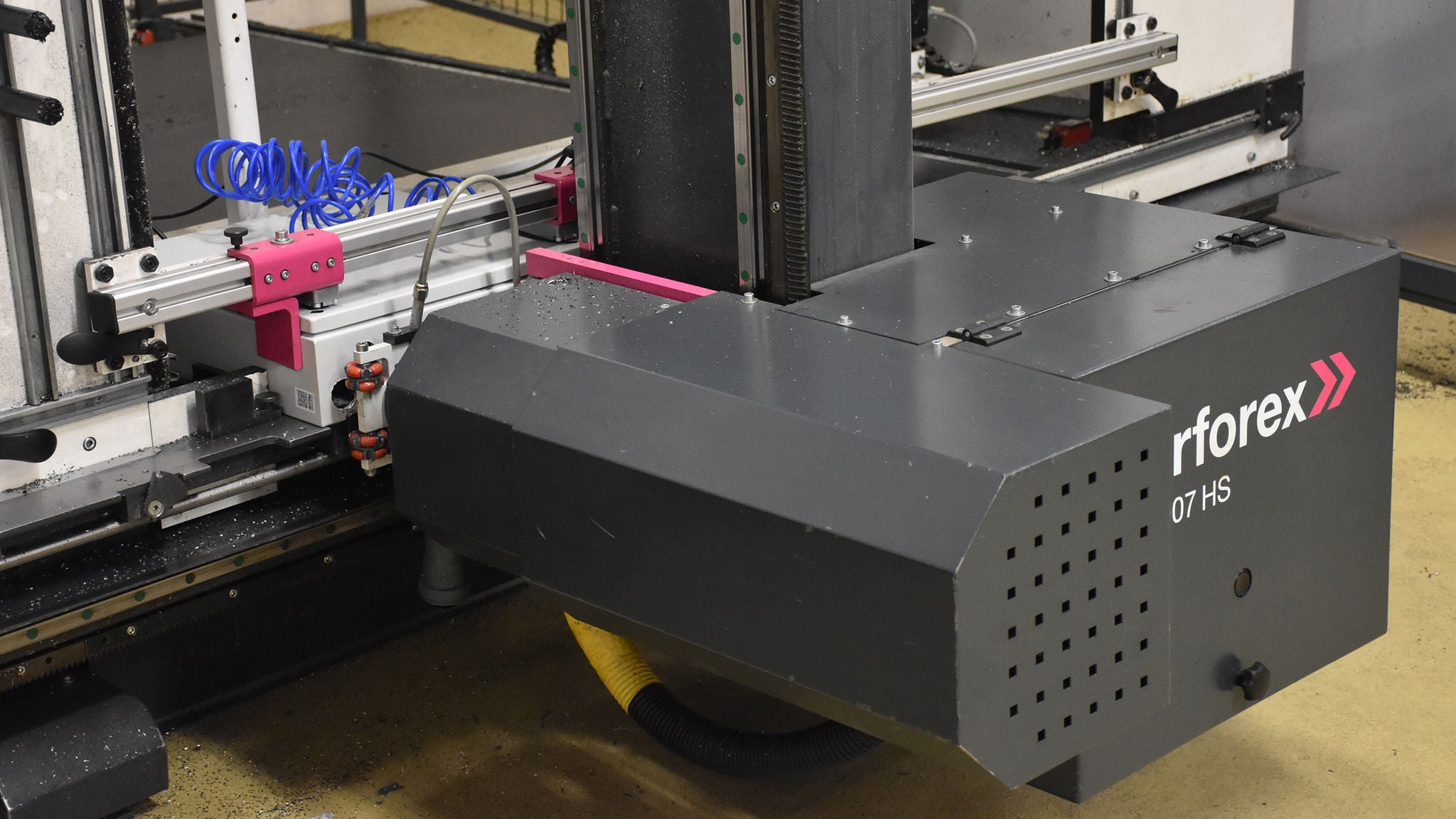 Rittal Perforex BC 1007 HS für die automatisierte mechanische Bearbeitung von Rückwänden und Gehäusen