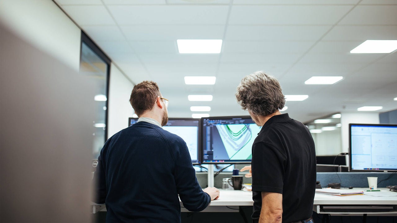 mta zwei Personen vor electric p8 