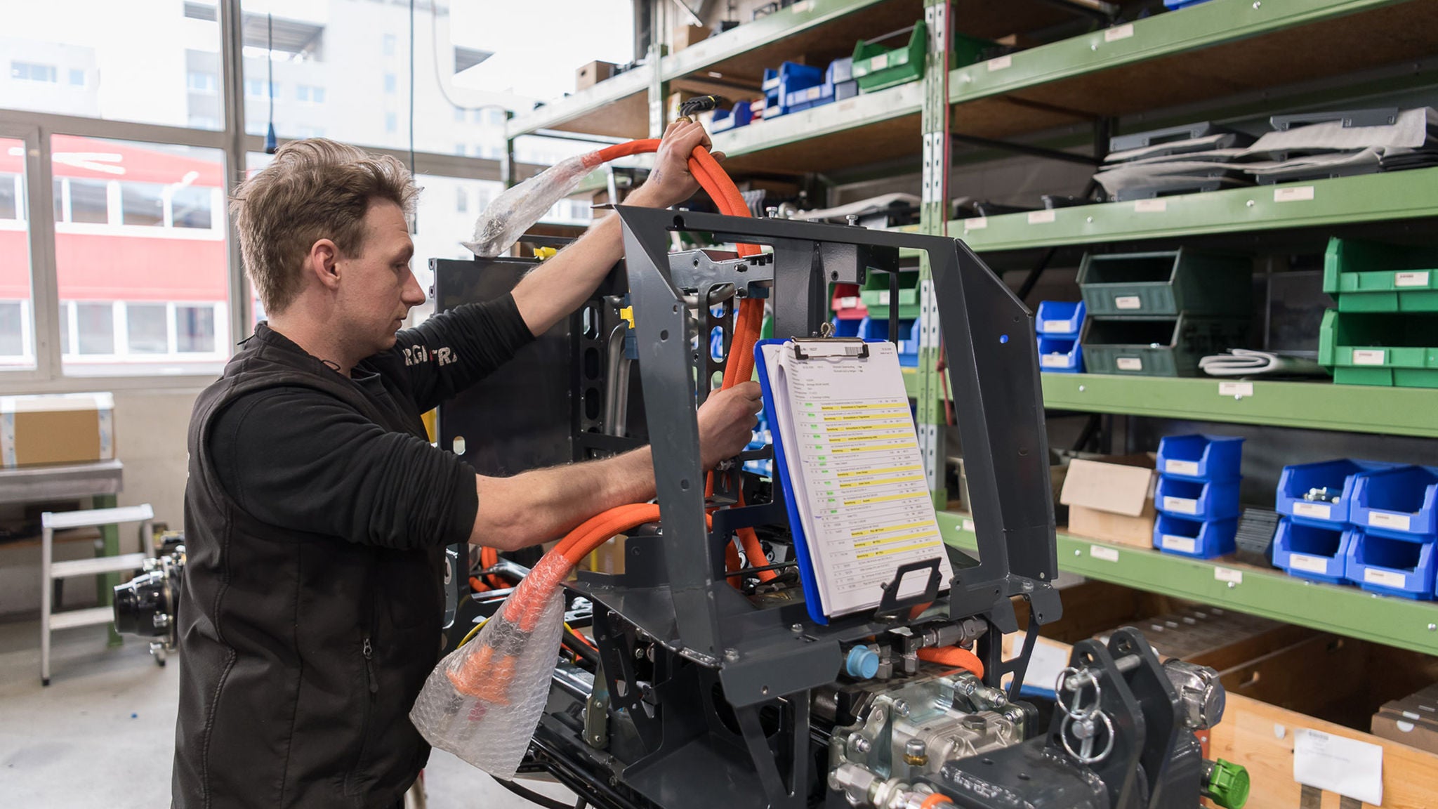 Le cœur de la machine se construit encore à la main