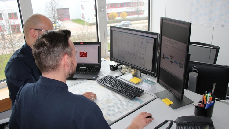 Na Dürr Somac, funcionàrios de projetos mecanicos e elètricos trabalham com o Eplan.