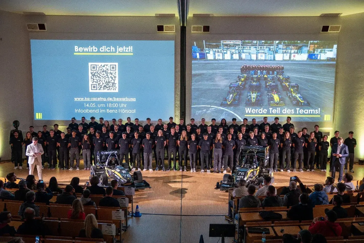 A Equipe de Estudantes de Fórmula Karlsruhe 2025 no lançamento do KIT25 e do KIT25H. © KA-RaceIng