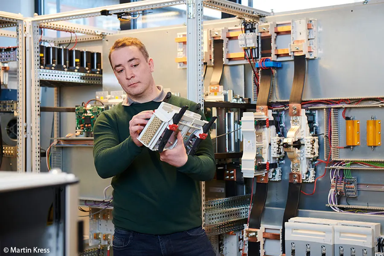 O protótipo da estação de carregamento rápido combina o know-how do departamento, desde a programação de software até a produção de placas de circuito.