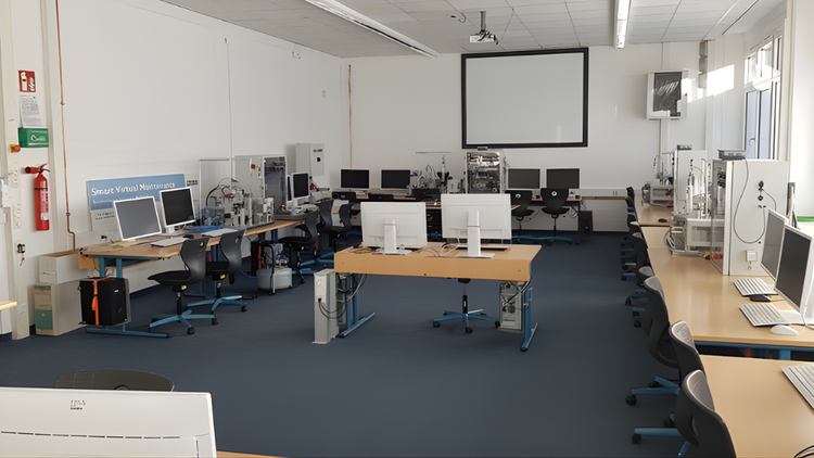 Criação de esquemas elétricos diretamente em instalações da Indústria 4.0: sala de aula da BBS II em Wolfsburg.