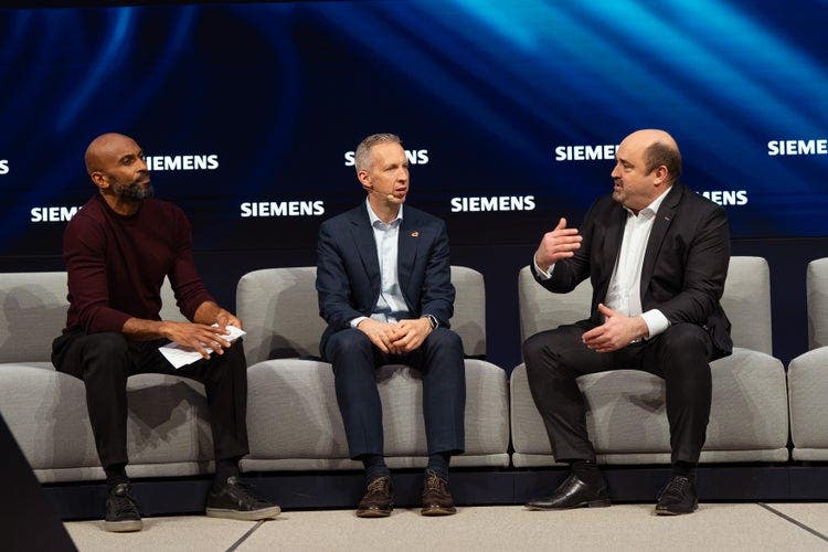 O CEO da Eplan, Sebastian Seitz (à direita), e Rainer Brehm, CEO de Automação de Fábrica da Siemens (ao centro), durante uma discussão em painel sobre inteligência artificial na Hannover Messe 2025.