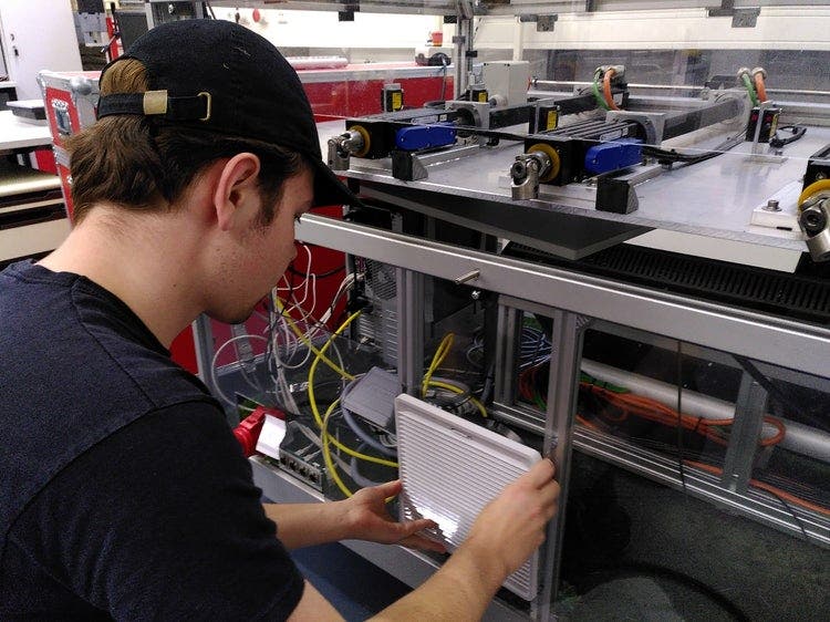 akob Friederich usa o ventilador na vitrine. (© Faculdade de Engenharia Elétrica e Tecnologia da Informação, Universidade de Ciências Aplicadas de Munique)