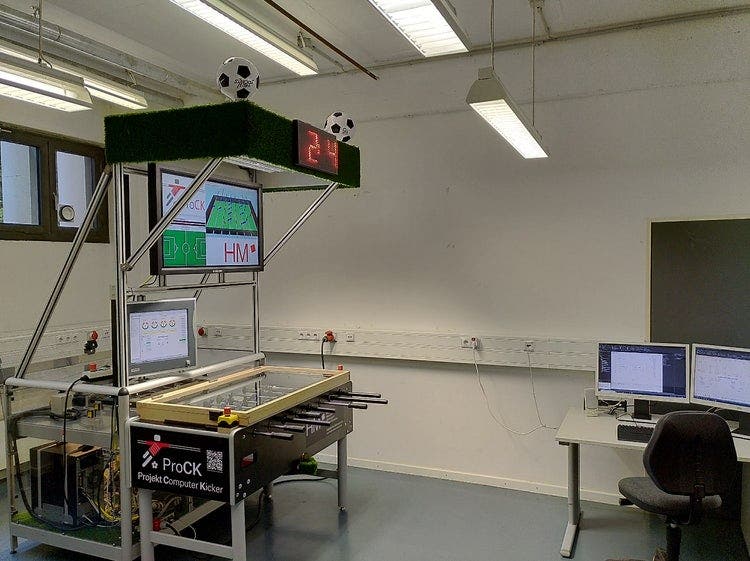 A construção geral da mesa de pebolim com caixa de exibição e monitores