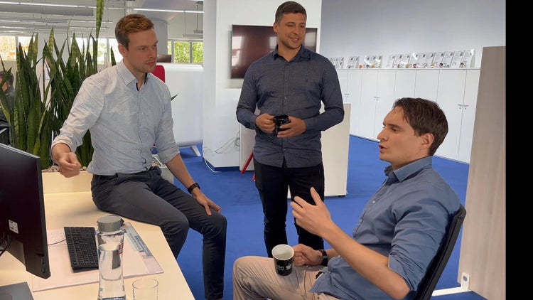 Eplan Trainees arbeiten vor Bildschirm im Büro Langenfeld