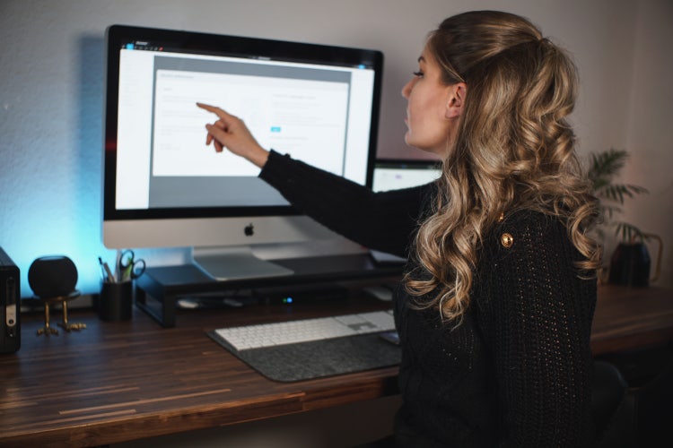 Simone Zunterer Zeigt auf Bildschirm