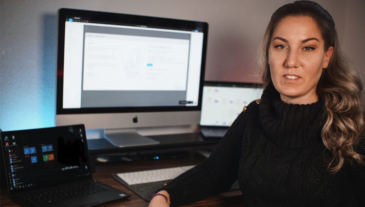 Eplan UX Designerin Simone Zunterer am Arbeitsplatz