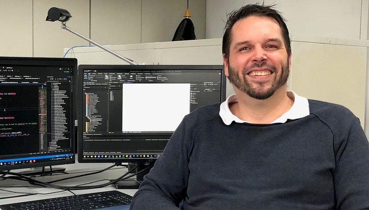 Peter Philippen vor Monitoren