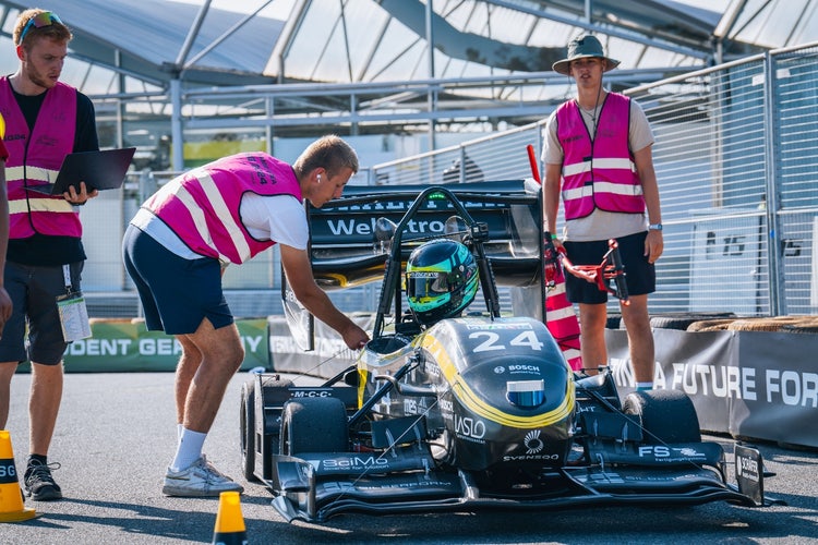 Das Rennauto des Karlsruher Teams KA-RaceIng beim Technik-Check auf der Formula Student Germany © Formula Student Germany/Tim Schulte