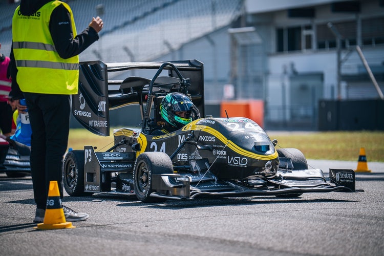Ein Fahrer von KA-RaceIng ist fahrbereit und wartet auf seinen Start. © Formula Student Germany/Tim Schulte