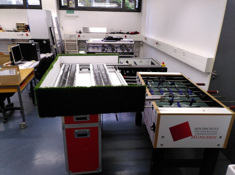 Das Kickerlabor nach dem Einzug der Einzelteile (© Fakultät für Elektrotechnik und Informationstechnik, Hochschule München)