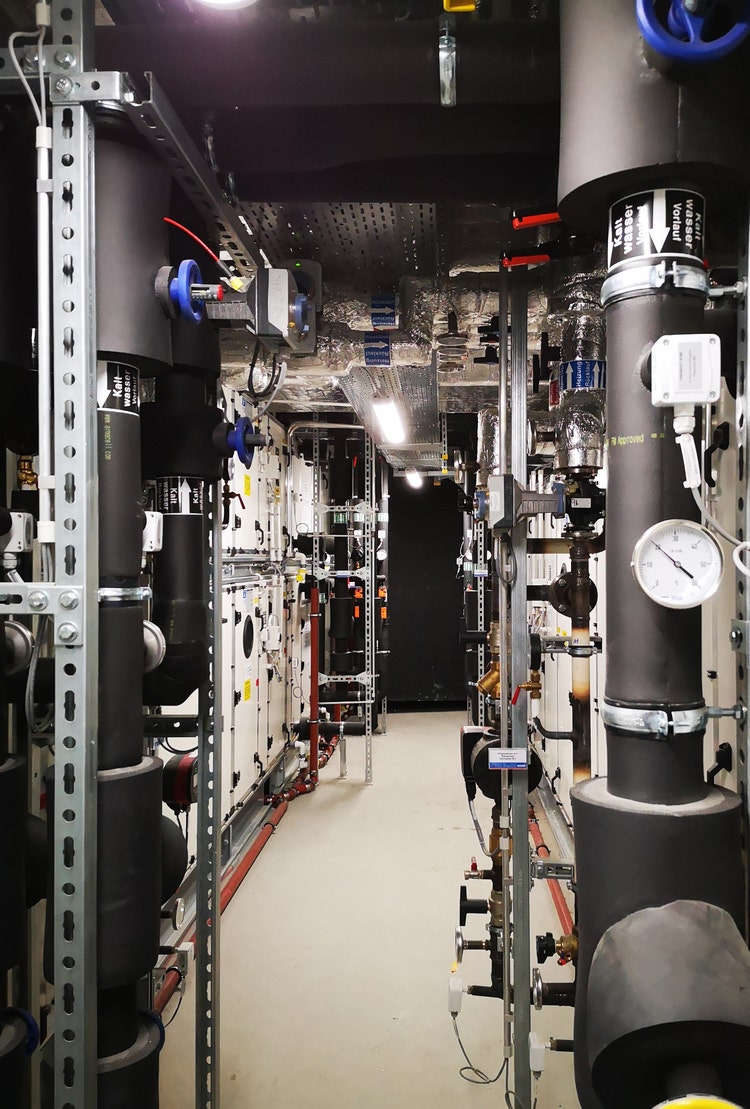 Im Zentrum der technischen Gebäudeausrüstung laufen die Rohrleitungs- und Instrumentenstränge sowie die Schaltschränke mit der SPS für die Mess-, Steuer- und Regelungsfunktionen zusammen.