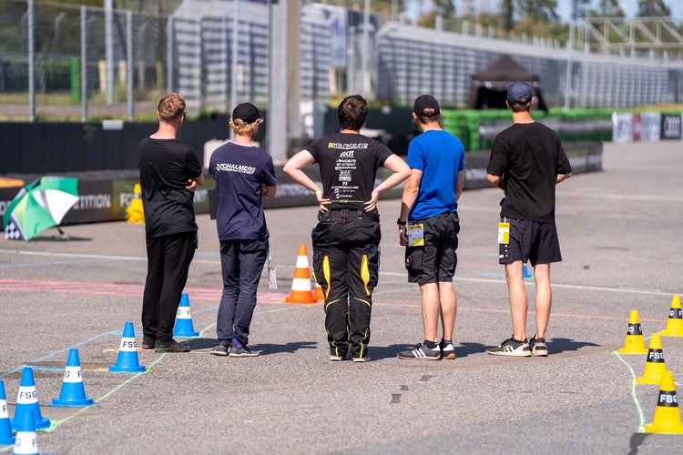 Das Formula-Student-Team KA-RaceIng wartet gespannt auf die Performance seines Rennautos. © Formula Student Germany/Leon Haindl