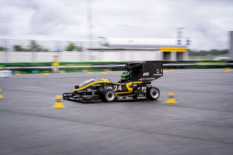 Das E-Rennauto von KA-RaceIng auf der Strecke bei der Formula Student Germany. © Formula Student Germany/Leon Haindl