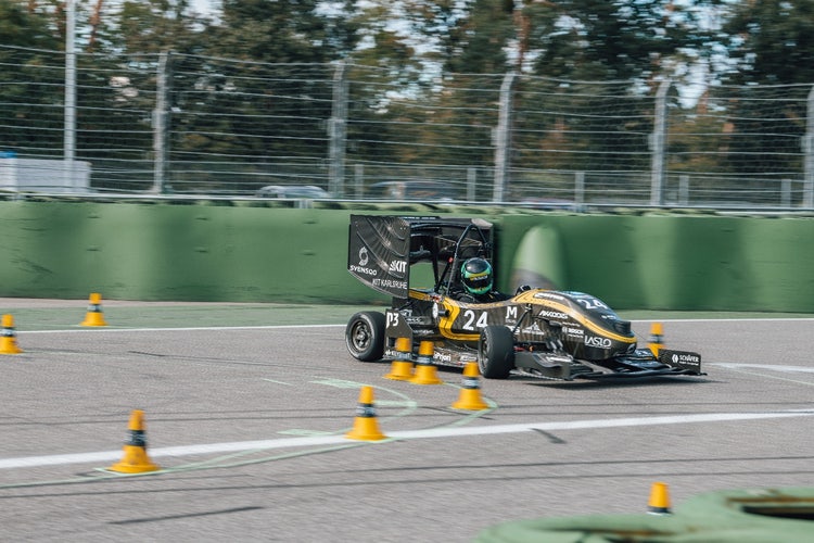 Das Rennauto des Karlsruher Formula-Student-Teams KA-RaceIng in der Kurve. Der Fahrer spürt das Torque Vectoring. © Formula Student Germany/Patrick Wintermantel