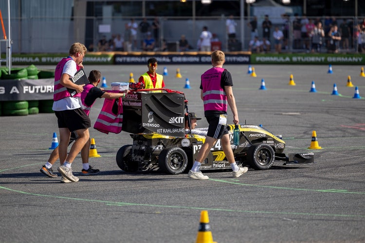 Das Formula-Student-Team KA-RaceIng schiebt sein Rennauto an den Start. © Formula Student Germany/lodholz
