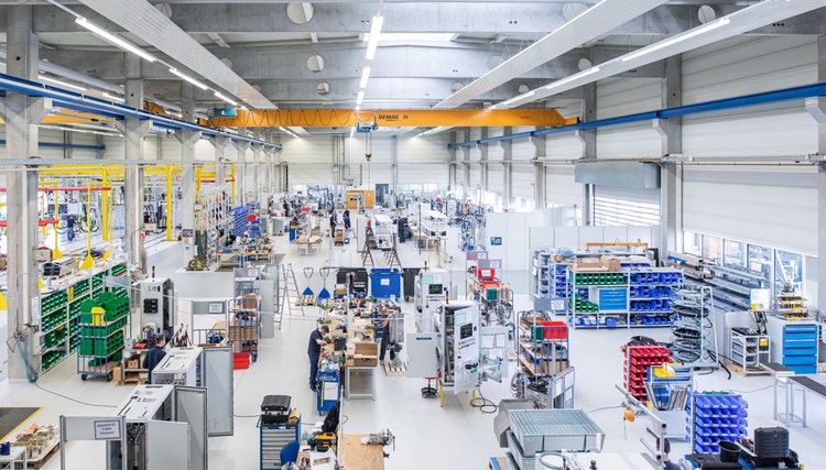 Fertigungshalle für die Produktion von Befüllanlagen bei Dürr Somac