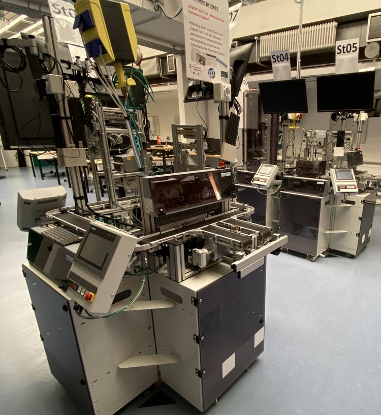 Abbildung einer ”Smart Factory” im Technikraum der Berufsbildenden Schule II in Emden.