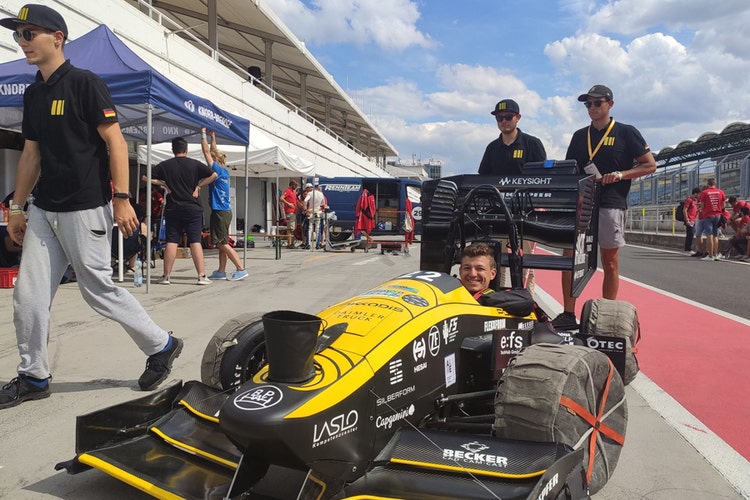 Rennwagen an der Rennstrecke bei der Formula Student