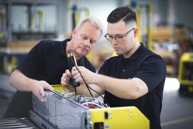 Zwei Männer, die an einem Shuttle Fahrzeug arbeiten