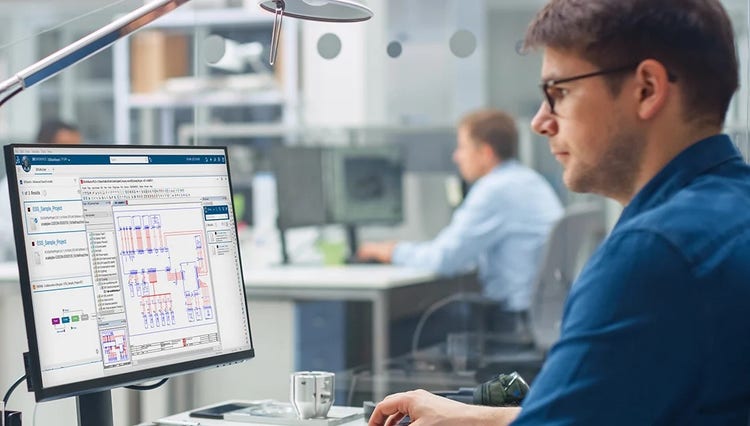 Mann vor Bildschirm mit Eplan Electric P8