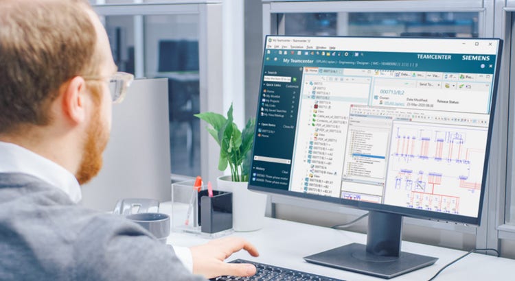 Mann am Monitor mit Eplan Anwendung