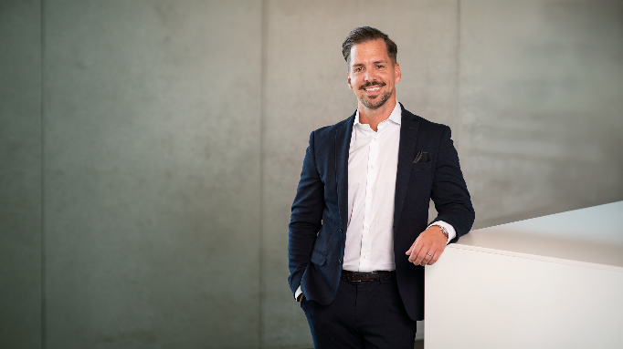 Ein Bild, das Wand, Person, Menschliches Gesicht, Mann enthält. KI-generierte Inhalte können fehlerhaft sein.