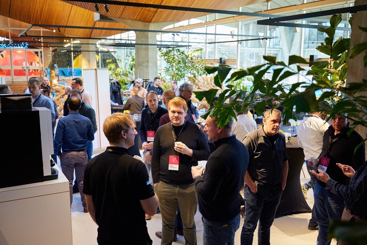 ECE Event 2025: Engineers netwerken met elkaar.