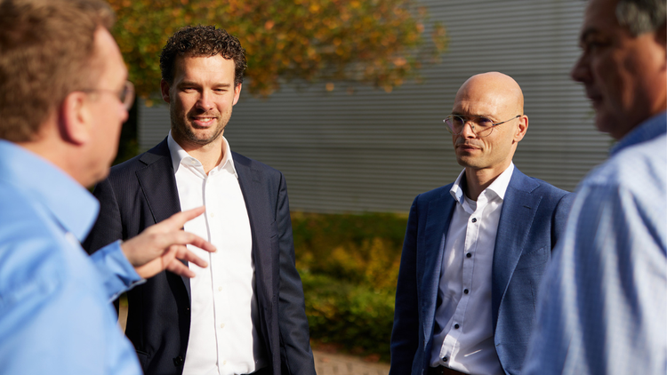 Header met Eplan accountmanagers in overleg