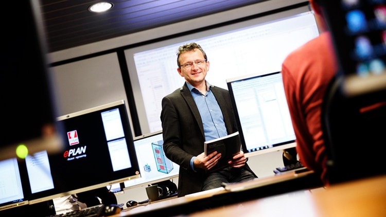 Eplan trainer Henk-Jan van Eijk in het trainingslokaal