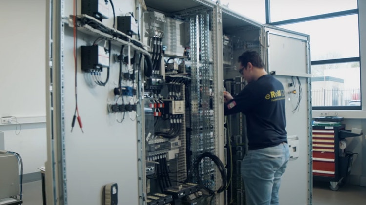 Header - eReM monteur werkend in paneelkast