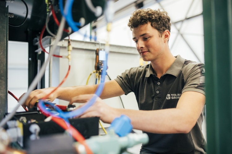 Jonge engineer aan het werk bij Tolsma-Grisnich