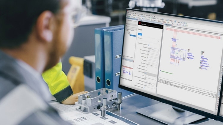 Engineer achter een computer, werkend met de Eplan software