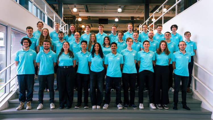 Groepsfoto van het huidige studententeam achter HyDriven