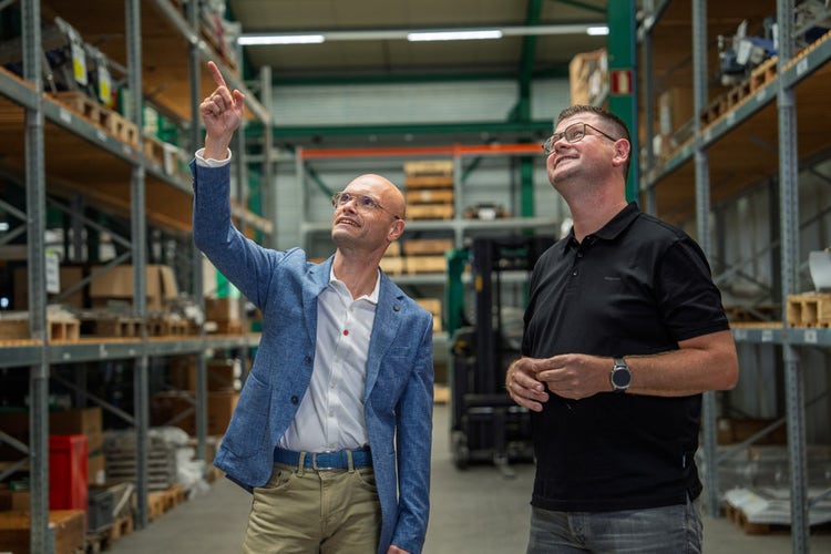 Afbeelding met kleding, persoon, person, Menselijk gezicht Door AI gegenereerde inhoud is mogelijk onjuist.