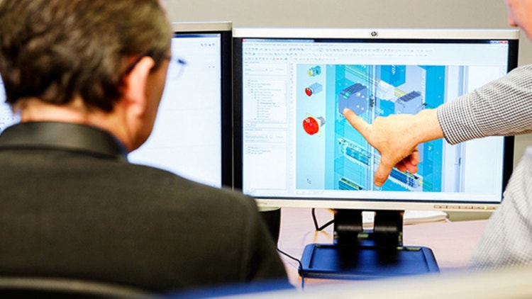 Cursist volgt een Eplan training in een interactieve setting, gericht op kennis, vaardigheden en samenwerking tussen bedrijven.