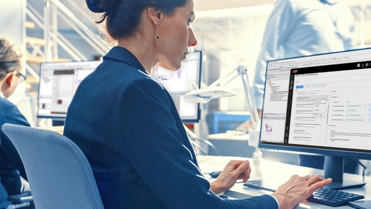 Vrouw achter computerscherm werkend met Eplan