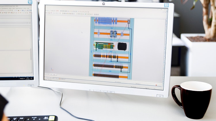 Schematische weergave van een paneelontwerp in Eplan Pro Panel, met componenten en bedrading duidelijk gevisualiseerd voor geautomatiseerde productie