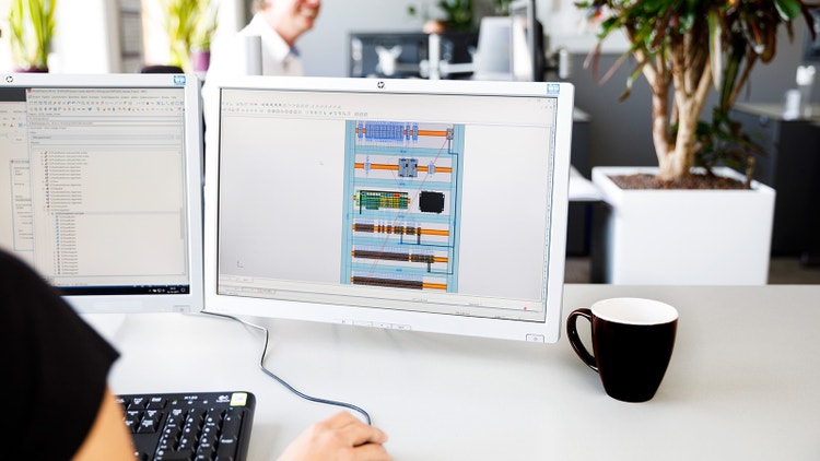 Persoon achter computer scherm met de Eplan Pro Panel Software erop
