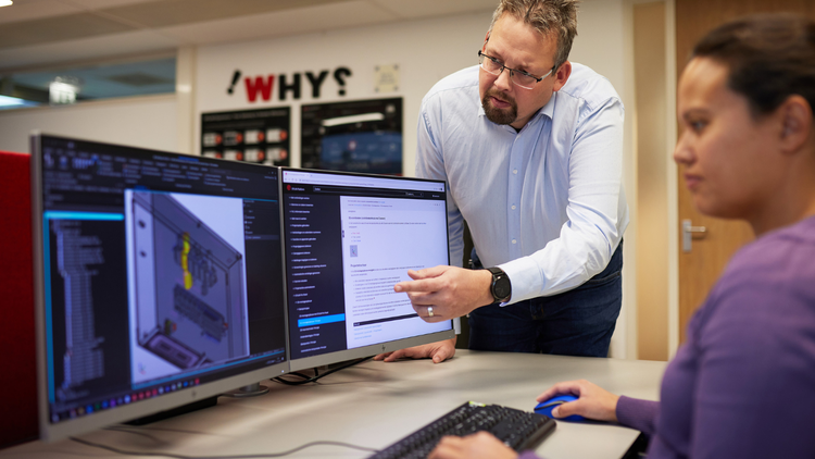 Engineer werkt aan digitale elektrotechnische schema’s met Eplan-software op een computer, om het ontwerpproces te versnellen en te optimaliseren