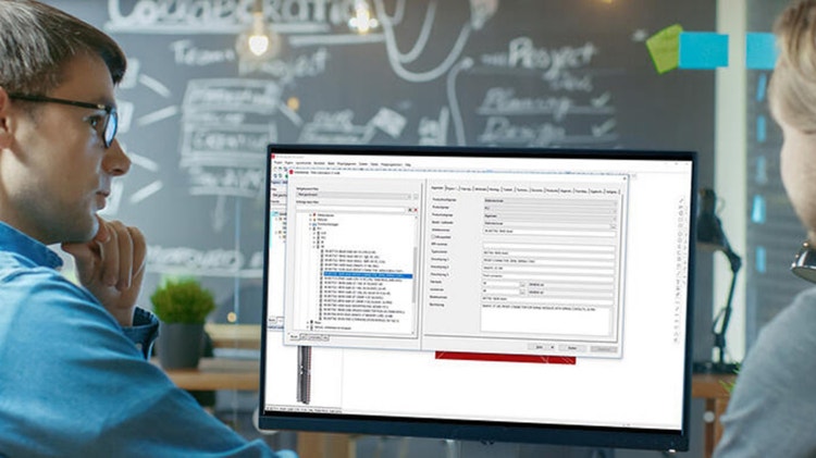 Engineers samen achter beeldscherm met de Eplan software draaiende