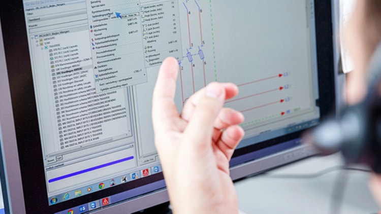 Screenshot van Eplan-software waarin een klem wordt ingevoegd op een schemapagina, met zichtbare eigenschappen en functiedefinities.