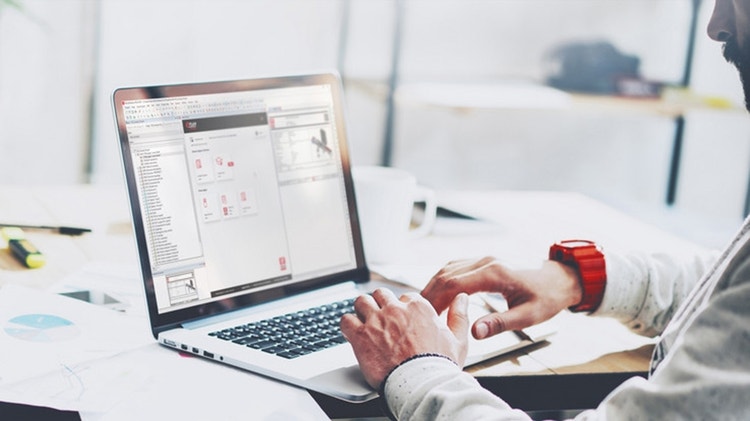 Midsize header - Stockfoto achter laptop