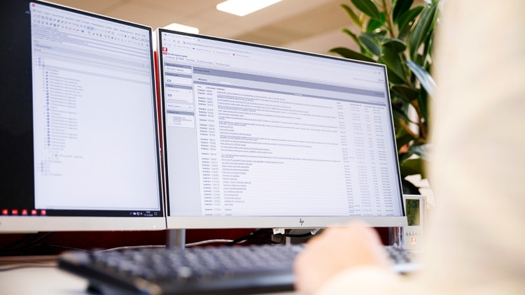 Afbeelding van Eplan-software met meldingenbeheer in beeld, ter illustratie van hoe engineers meldingen kunnen instellen en verwerken voor optimale projectkwaliteit.