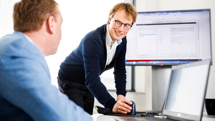 Eplan collega's Hans & Bas werken samen aan een presentatie